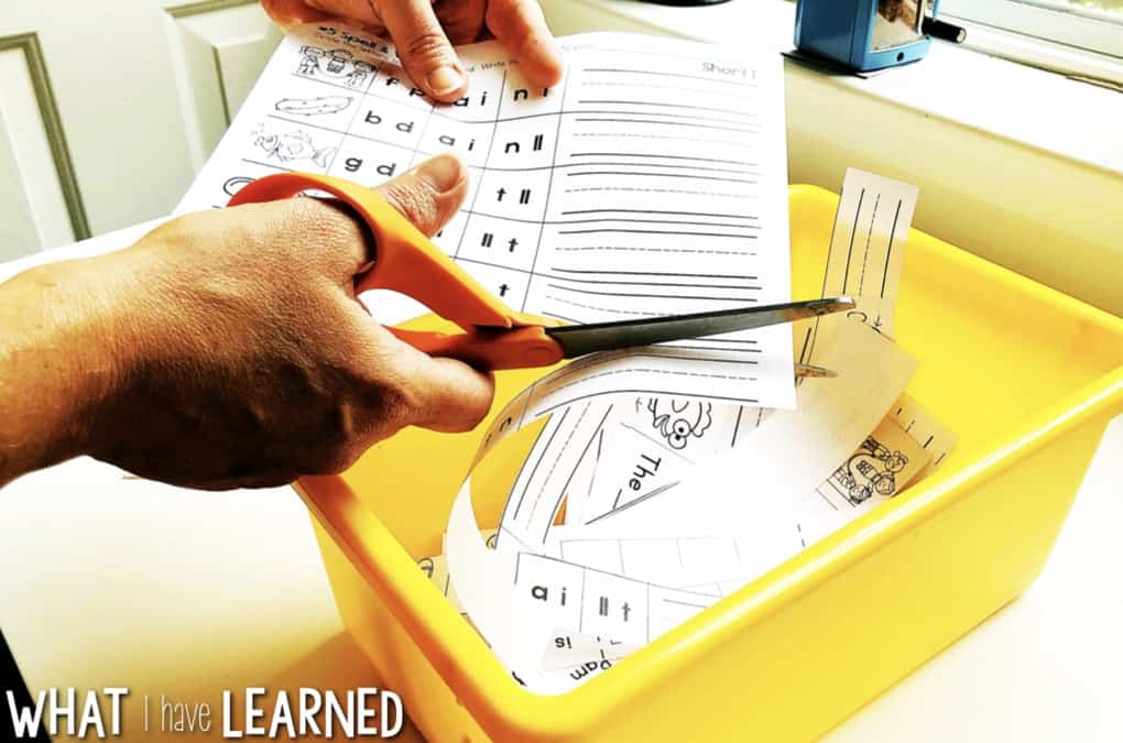 Interactive notebooks are a great tool to use when teaching phonics. This teacher idea uses a variety of phonics worksheets. Cut apart phonics worksheets. Have students glue them into their notebooks and fill out the information. Students can practice reading and writing phonics the patterns in a variety of ways. It's a great phonics activity for kindergarten and first grade reading. #kindergartenworksheets #shortaworksheets #phonicsworksheets #phonicsprintables #interactivenotebooks