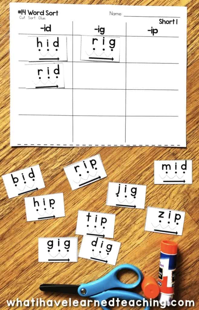Do you need some new phonics activities? These Short I Phonics Worksheets give students practice reading and writing short i CVC words. On this page, students sort words into columns with the same word family. This is a great no-prep printable for kindergarten word work centers and covers all of the short i CVC words taught in kindergarten and first grade reading.. #kindergartenworksheets #shortiworksheets #phonicsworksheets #phonicsprintables