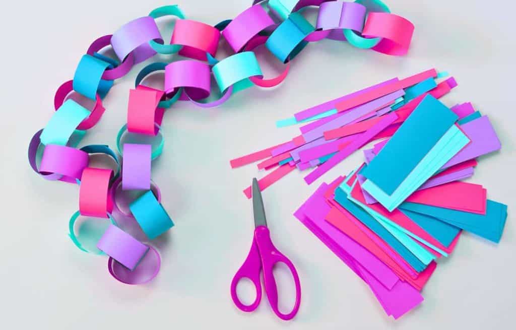valentine's day paper chain.